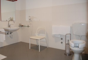 WC con alzatina -Toilet seat for disabled