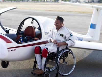 Il volo in aliante di Stefano, primo pilota acrobatico disabile al mondo