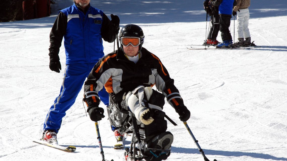 Vivere la montagna d’inverno in Val di Fassa con corso di sci per persone con disabilità