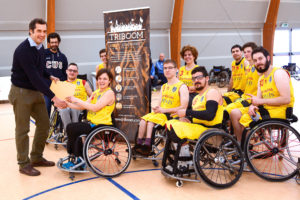 Consegna raccolta fondi-cus-padova-basket-carrozzina